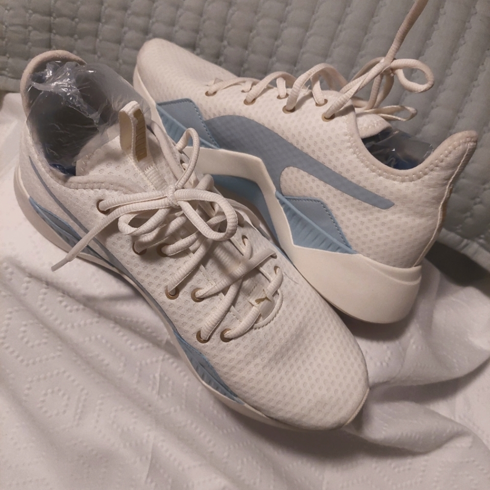 Puma women's tennis shoes size 10.👟👟